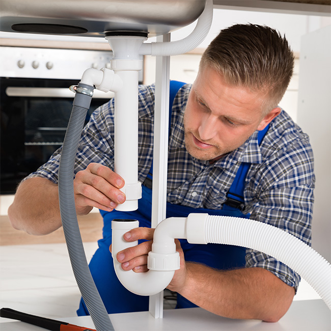 Klempner fügt Abflussrohre für die Küchenspüle zusammen – Sanitär Express