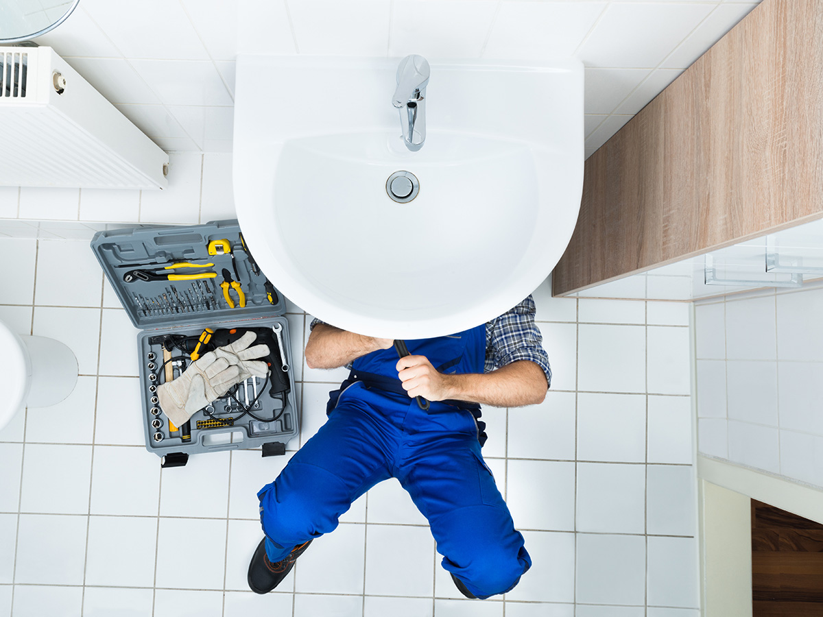 Klempner öffnet das Ablussrohr des Waschbeckens eines Badezimmers – Sanitär Express