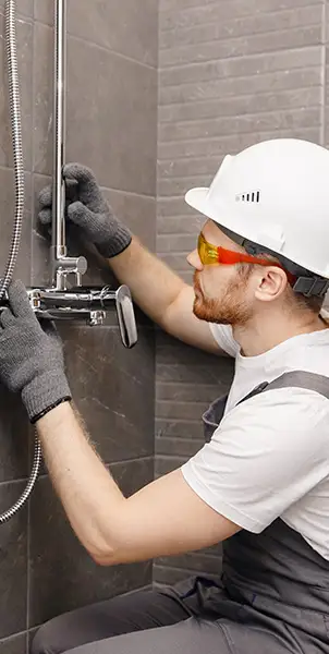 Handwerker beim Installieren einer Dusche