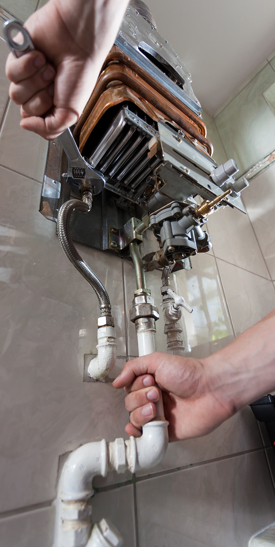 Wartung einer Gasanlage von unten